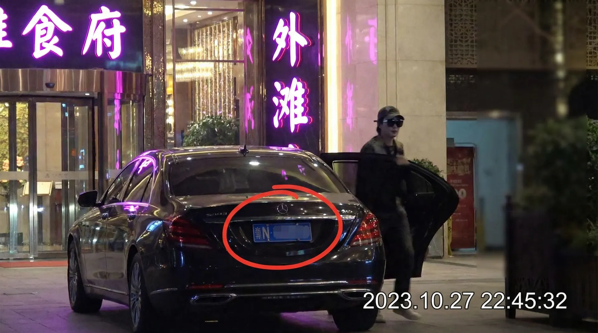 萝莉岛-萝莉岛在线观看::全网独家萝莉岛合集 - 豪车餐厅外偷拍